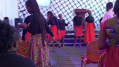 Mujeres-De-áfrica-Occidental-Bailando-Juntas-En-Una-Boda-Tradicional