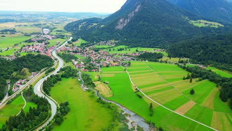 Revealing-drone-shot-of-scenic-alpine-town-of-Garmisch-Partenkirchen,-Germany
