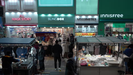 Menschen-Kaufen-Im-Winter-Auf-Dem-Myeongdong-Nachtmarkt-In-Der-Innenstadt-Von-Seoul-An-Ständen-Frisches-Essen