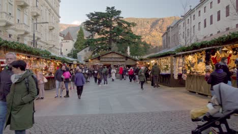 Visitors-and-stalls-at-the-Christmas-market-in-Meran---Merano-in-late-November