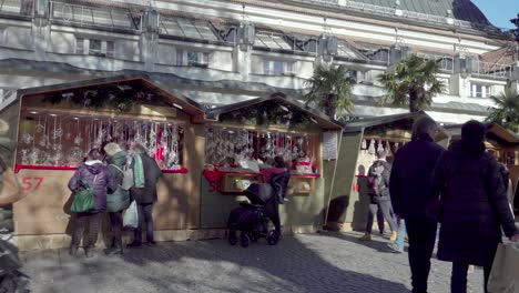 Visitors-and-stalls-at-the-Christmas-market-in-Meran-–-Merano,-South-Tyrol-in-late-November