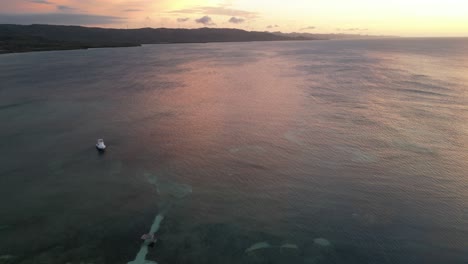 Luftaufnahme-Eines-Malerischen-Sonnenuntergangs-über-Dem-Meer-Am-Strand-Von-Punta-Rucia-An-Der-Nordküste-Der-Dominikanischen-Republik