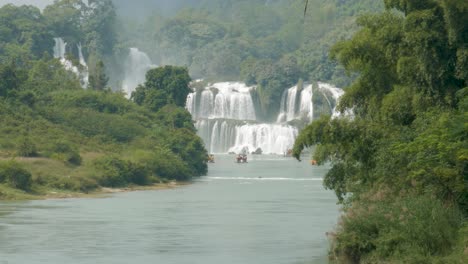 Riverboats-provide-immersive-experience-at-breathtaking-Ban-Gioc–Detian-Falls