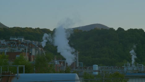 Celanese-Fabrik-Gibt-Rauch-In-Die-Atmosphäre-Ab-–-Umweltverschmutzung-–-Klimawandel