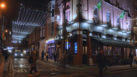 Während-Der-Weihnachtszeit-In-Dublin,-Irland,-Fahren-Autos-Auf-Der-Straße-Und-Fußgänger-Auf-Den-Gehwegen