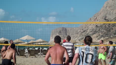Gruppe-Von-Menschen,-Die-An-Einem-Sonnigen-Tag-Auf-Kreta,-Griechenland,-Beachvolleyball-Spielen,-Zeitlupe