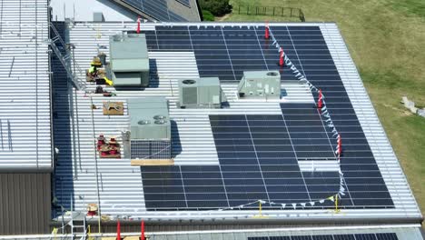 Gran-Conjunto-De-Paneles-Solares-En-El-Edificio-De-Una-Fábrica-Industrial-En-EE.UU.