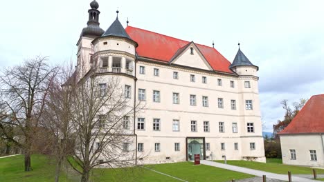 Schloss-Hartheim-Tagsüber-In-Alkoven,-Oberösterreich---Drohnenaufnahme