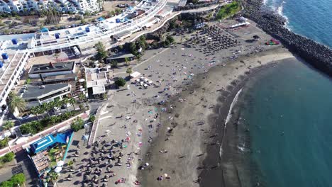Playa-De-Fanabe-En-Los-Cristianos,-Tenerife,-España-Vista-Aérea-Por-Drone-Océano-Atlántico