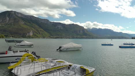 Annecy-lake-Offers-Great-and-Majestic-Views-to-Montains