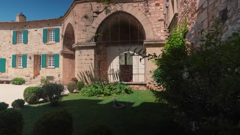 Langsam-Rotierende-Aufnahme-Eines-Wunderschönen-Antiken-Gartens-Im-Chateau-De-Pouzilhac