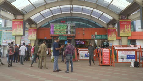 Menschenmenge-Am-Eingang-Des-Bahnhofs-Coimbatore