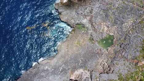 Luftaufnahme-Der-Felsigen-Küste-Am-Cabo-Cabrón-In-Der-Nähe-Von-Las-Galeras-Auf-Der-Halbinsel-Samaná-In-Der-Dominikanischen-Republik