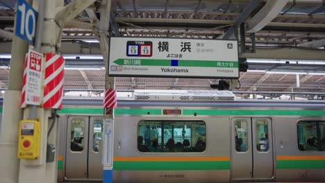 Panorámica-En-Cámara-Lenta-Sobre-La-Plataforma-De-La-Estación-De-Yokohama-Estableciendo-La-Toma