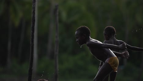 Ein-Papuanisches-Kind-Springt-In-Den-Fluss,-Schwimmt-Und-Spielt