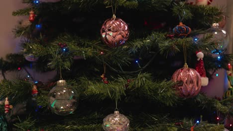 Statische-Aufnahme-Von-Kugeln-Und-Ornamenten,-Die-An-Einem-Weihnachtsbaum-Hängen