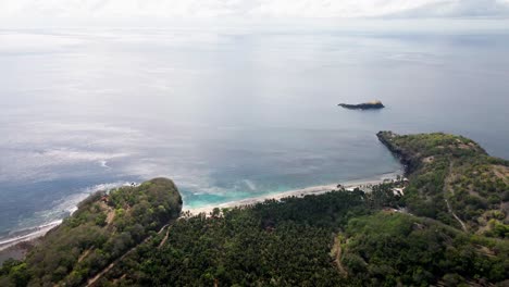 Cinamtiec-Aufnahme-Einer-Unberührten-Strandbucht-Im-Osten-Von-Bali,-Karangasem,-Indonesien