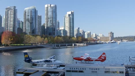 Terminal-De-Recorridos-En-Hidroavión-En-La-Ciudad-De-Vancouver,-Hidroaviones-En-El-Muelle.