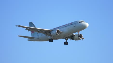 Aterrizaje-De-Air-Canada-Airbus-A319,-Primer-Plano-De-La-Pista,-Fondo-De-Cielo-Azul