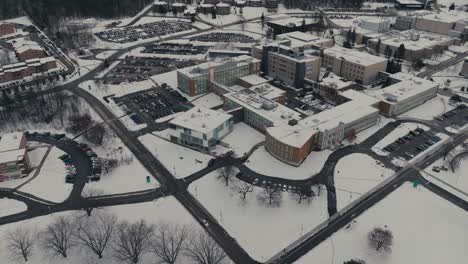 Luftaufnahme-Der-Schneebedeckten-Universität-Sherbrooke-In-Sherbrooke,-Quebec,-Kanada