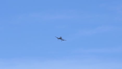 F4U-Corsair-Kampfflugzeug-Fliegt-Mit-Heruntergefahrenem-Fahrwerk,-Umgekehrtes-Möwenflügel-Design