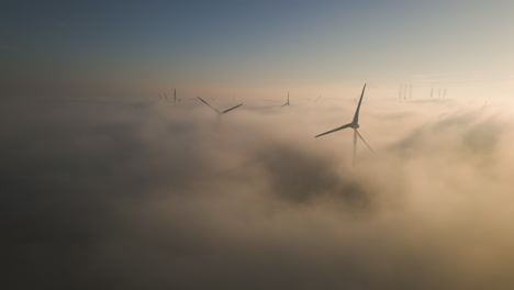 Wunderschöne-Filmische-Luftaufnahme-Von-Windkraftanlagen-Im-Nebel---Sonnenaufgang
