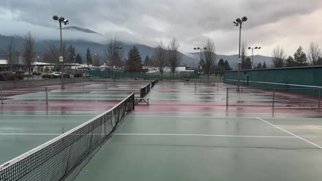 Regenwolken-Ziehen-über-Einen-Nassen-Tennisplatz-In-Oregon