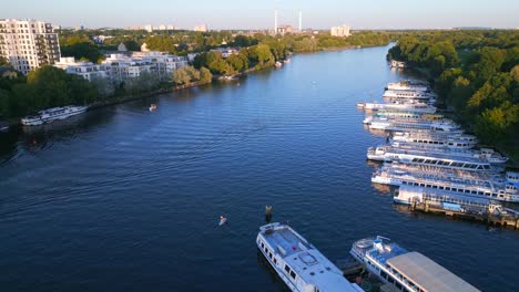 Treptower-Park-Flussstadt-Berlin-Deutschland-Sommertag