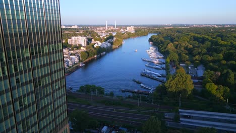 Treptower-Park-Flussstadt-Berlin-Deutschland-Sommertag