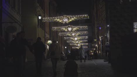Tiro-Estático,-Gente-Caminando-En-Polonia,-Noche-De-Invierno-En-La-Calle-Del-Casco-Antiguo-De-Varsovia