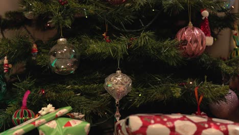 Toma-Estática-De-Regalos-Envueltos-Bajo-Un-árbol-De-Navidad-Listo-Para-El-Día-De-Navidad.
