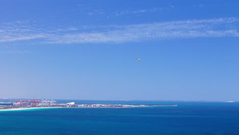 Drohne-Beobachtet-Hubschrauber,-Der-In-Der-Ferne-über-Dem-Hafen-Von-Fremantle-Im-Westen-Australiens-Fliegt
