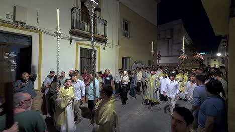 Procesión-De-Semana-Santa-En-Las-Calles-De-Sevilla-En-España-Por-La-Noche
