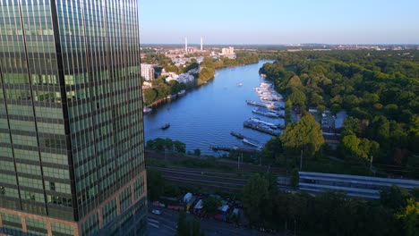 Treptower-Park-Tower-River-City-Berlin-Deutschland-Sommertag