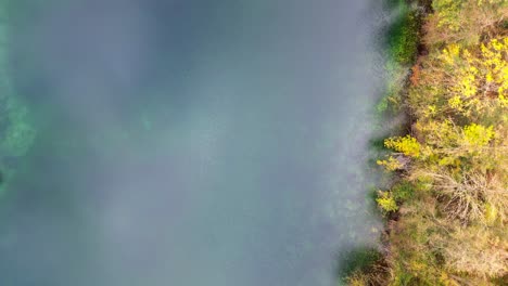 Luftdrohnenaufnahmen-4K-Vom-Herbstlichen-Seeufer