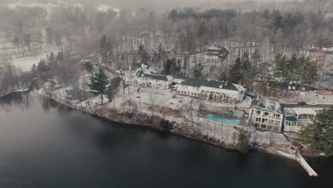 Lakeside-Hotel-Of-Manoir-Hovey-During-Winter-In-Rue-Hovey,-North-Hatley-Québec,-Canada