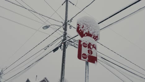 Señal-De-Stop-Roja-Cubierta-De-Nieve-Durante-El-Invierno-En-Las-Calles-De-Canadá