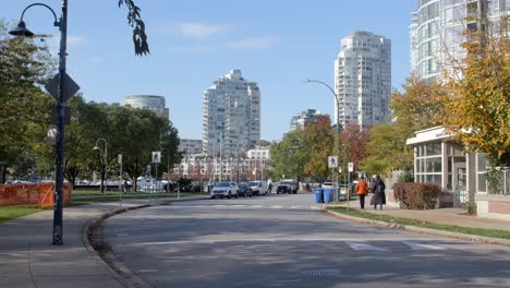 Straßenszene-Mit-Blick-Auf-Die-Stadt-In-Der-Innenstadt-Von-Vancouver,-BC,-Kanada