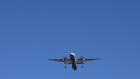 Turboprop-Passagierflugzeug,-Das-Zur-Landung-über-Dem-Kopf-Fliegt,-Niedriger-Winkel