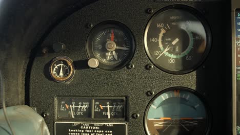 Altmodische-Flugzeuginstrumententafel-Im-Cockpit-Eines-Kleinflugzeugs