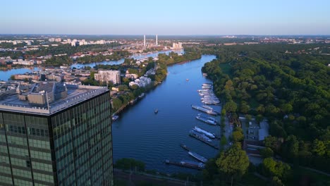Parque-Treptower-Río-Ciudad-Berlín-Alemania-Día-De-Verano