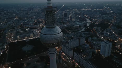 Vista-Aérea-Nocturna-De-La-Emblemática-Torre-De-Televisión-De-Berlín.