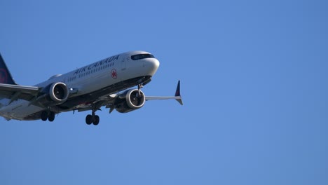 Air-Canada-Boeing-737-Max-Aterrizaje-De-Cerca---Pista-De-Fondo-De-Cielo-Azul