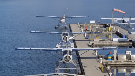 Wasserflugzeuge-Vertäut-Im-Vancouver-Harbour-Flight-Center-–-Sonniger-Tag