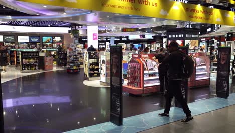 People-walking-in-the-duty-free-shop-at-Brussels-Airport-in-Zaventem,-Belgium