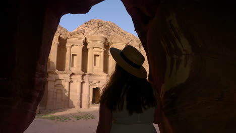 Weibliche-Touristin-In-Der-Kleinen-Höhlenöffnung-Vor-Dem-Ad-Deir-Kloster-In-Petra,-Jordanien