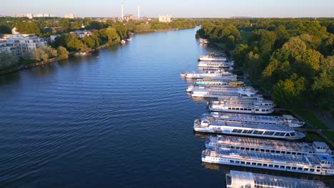 Ausflug-Dampfer-Treptower-Park-Fluss-Stadt-Berlin-Deutschland-Sommertag