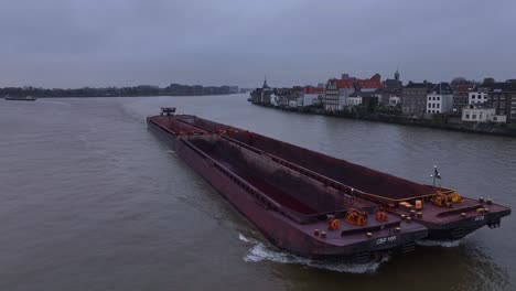 Pushboat-navigating-past-Dordrecht-with-hull-cutting-through-the-water