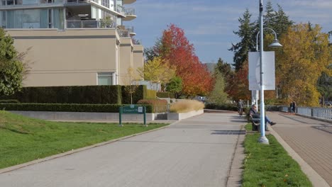 Menschen-Entspannen-Im-Park-Mit-Buntem-Herbstlaub-In-Vancouver,-Britisch-Kolumbien,-Kanada