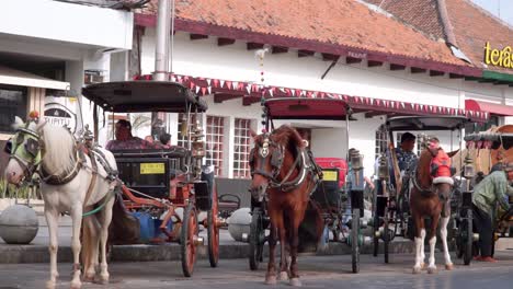 Carruajes-Tirados-Por-Caballos-Indonesios-En-La-Calle-En-El-Centro-De-Yogyakarta,-Indonesia